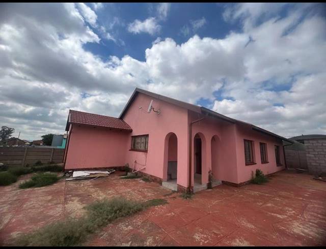 3 BEDROOM HOUSE FOR SALE IN SILUMA VIEW
